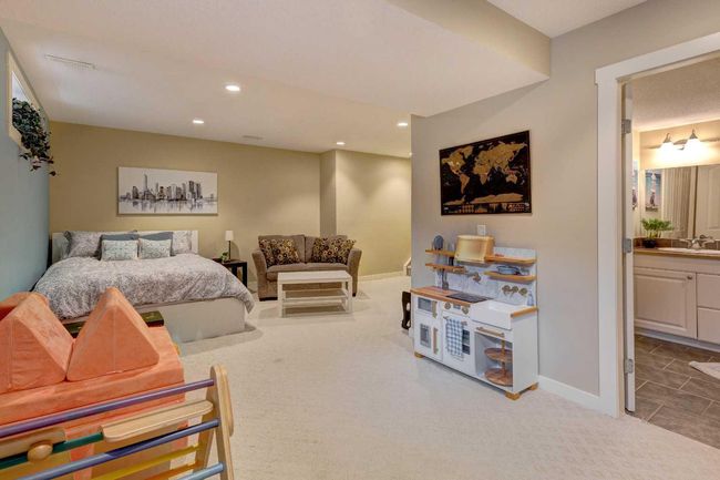 76 Somerside Grove Sw, House other with 3 bedrooms, 4 bathrooms and 4 parking in Calgary AB | Image 25