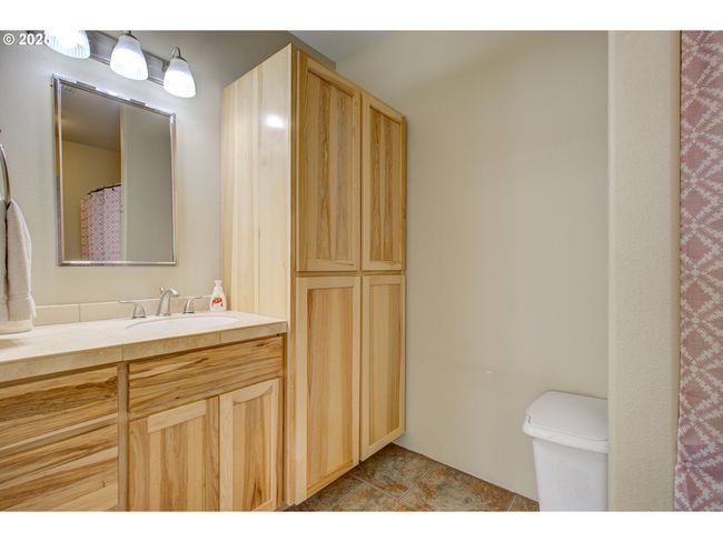 459 Oak Valley Loop, House other with 4 bedrooms, 4 bathrooms and 3 parking in Winchester OR | Image 24
