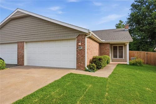 909 W Linden St, Rogers, AR, 72756-5829 | Card Image