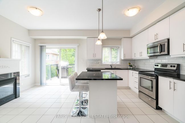 224 Appleton Crt, House attached with 3 bedrooms, 4 bathrooms and 3 parking in Newmarket ON | Image 4