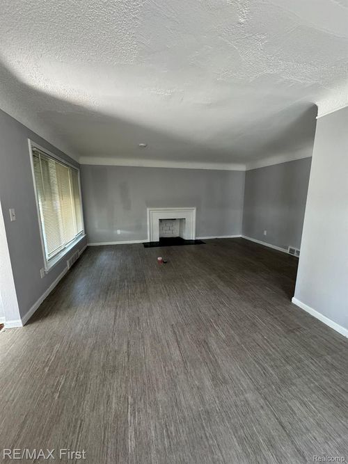 15318 Whitcomb St, Detroit, MI, 48227-2663 | Card Image