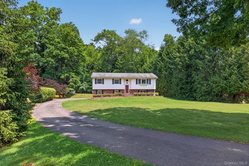 9 Pleasant Ln, Poughkeepsie, NY, 12603-5627 | Card Image
