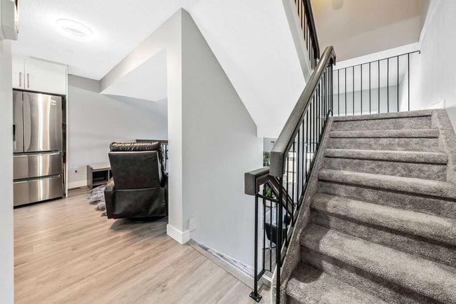 6 Glamis Gardens Sw, Home with 3 bedrooms, 2 bathrooms and 2 parking in Calgary AB | Image 13