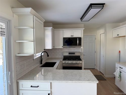 102 Willards Way, White Lake, MI, 48386-2468 | Card Image