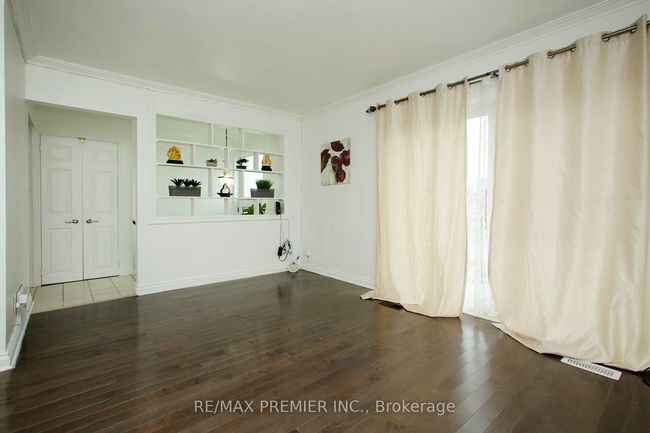 36 Newlin Cres, House attached with 5 bedrooms, 3 bathrooms and 4 parking in North York ON | Image 6