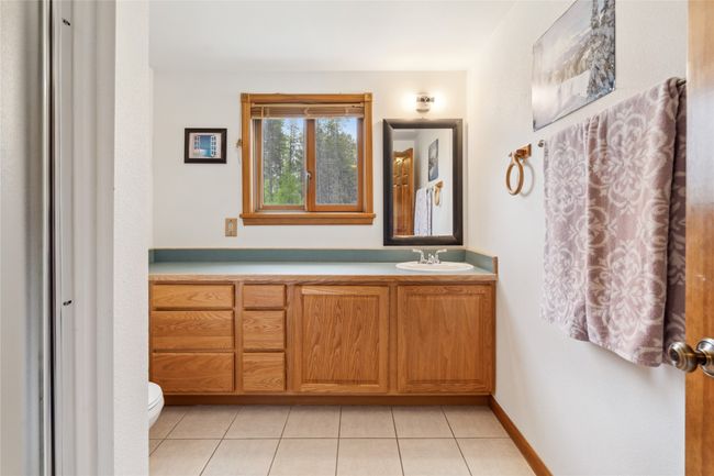 Upstairs Guest Bathroom | Image 40
