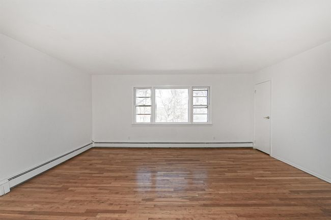 APT-1 - 8 Harbor Hill Rd, Home with 3 bedrooms, 2 bathrooms and null parking in Glen Cove NY | Image 9
