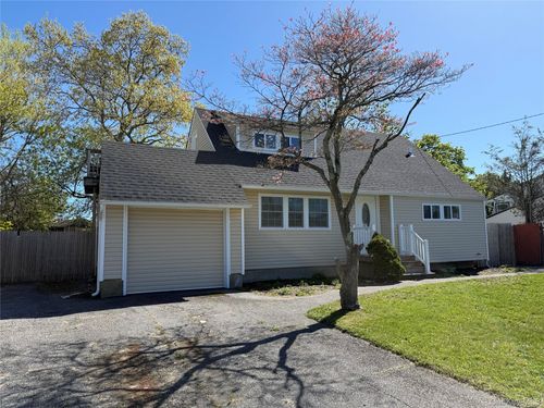 60 Meadowbrook Dr, Brentwood, NY, 11717-4709 | Card Image