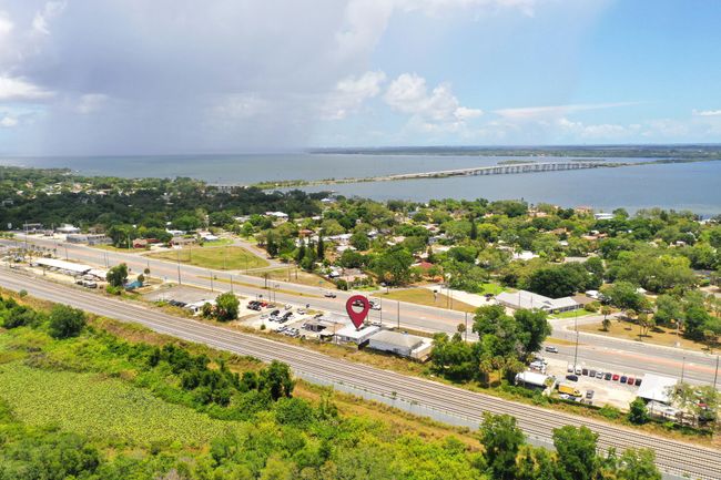2317 N Cocoa Blvd, Home with 4 bedrooms, 4 bathrooms and 4 parking in Cocoa FL | Image 4
