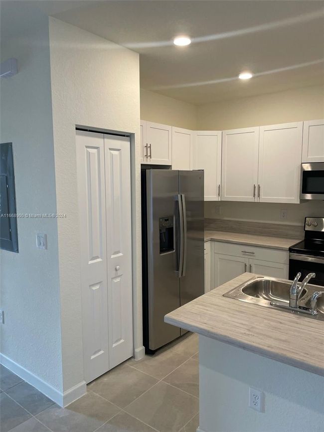 3415 W 112 Th Ter, Townhouse with 3 bedrooms, 3 bathrooms and null parking in Hialeah FL | Image 6