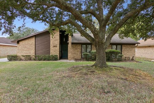1915 Sams Way, Beaumont, TX, 77706-3133 | Card Image