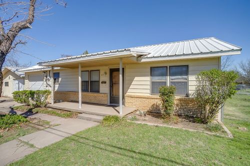 422 N 3rd St, Jacksboro, TX, 76458-1618 | Card Image