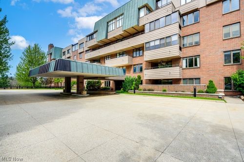 3-df-5200 Three Village Dr, Lyndhurst, OH, 44124-3756 | Card Image