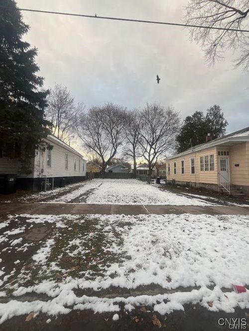 211 Grumbach Ave, Syracuse, NY, 13203-1213 | Card Image