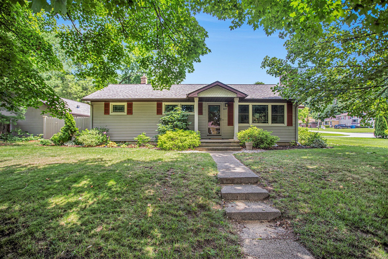 Cherry Ln, Battle Creek, MI 49015