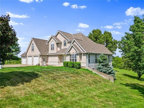 8747 Southpoint Dr, Richmond, MO, 64085-8629 | Card Image