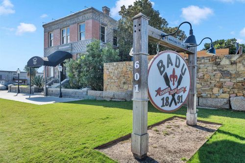 601 Bessemer Ave, Llano, TX, 78643-1607 | Card Image