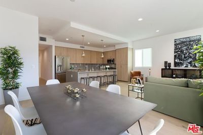 101 - N Garfield Place, Condo with 2 bedrooms, 2 bathrooms and 2 parking in Hollywood CA | Image 1