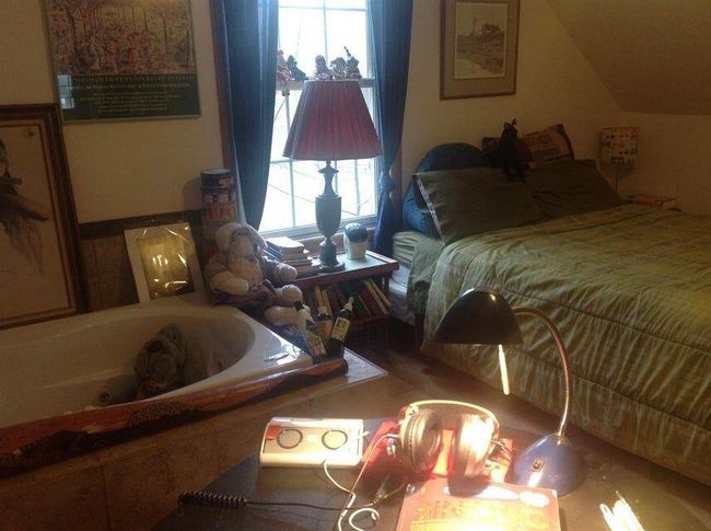 Seller furnished this pic when the same room was used by a woman! LOL! | Image 17