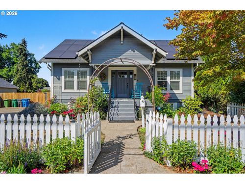914 Pine St, Silverton, OR, 97381-1319 | Card Image