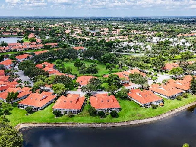 7087 Summer Tree Dr, Home with 2 bedrooms, 2 bathrooms and null parking in Boynton Beach FL | Image 6
