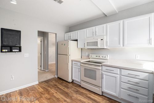 8-20082 Rodeo Ct, Southfield, MI, 48075-1283 | Card Image