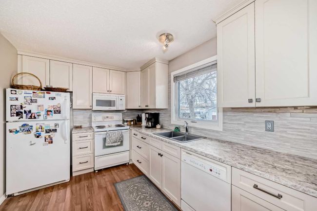3816 Dover Ridge Drive Se, Home with 3 bedrooms, 1 bathrooms and 2 parking in Calgary AB | Image 6