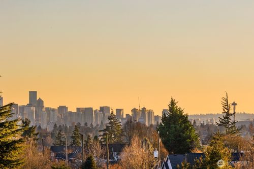 339 Ne 90th St, Seattle, WA, 98115-2946 | Card Image