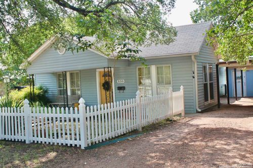 230 Travis St, Kerrville, TX, 78028-5540 | Card Image