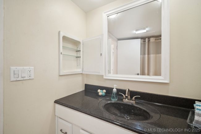 Master Bath with tub/shower combo | Image 11