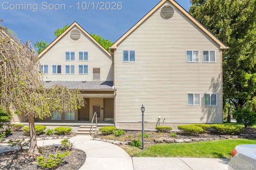 10-27971 Rollcrest Rd, Farmington Hills, MI, 48334-4062 | Card Image