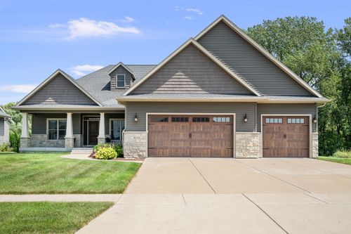 813 S 10th St, Eldridge, IA, 52748-0002 | Card Image