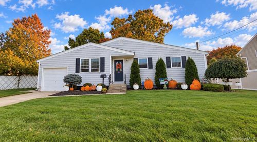 22 5th Ave, Farmingdale, NY, 11735-5725 | Card Image