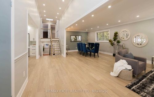 20 Garden Ave, Richmond Hill, ON, L4C6L9 | Card Image