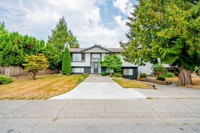 9402 212 Street, House other with 5 bedrooms, 4 bathrooms and 2 parking in Langley BC | Image 1