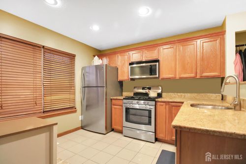 140 Lawrence St, New Brunswick, NJ, 08901-3161 | Card Image
