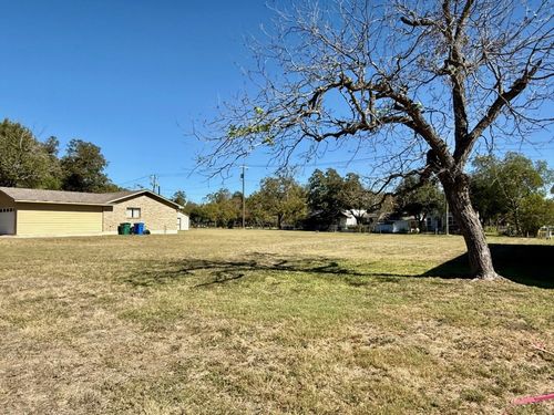 912 Victoria St, Taylor, TX, 76574-2536 | Card Image