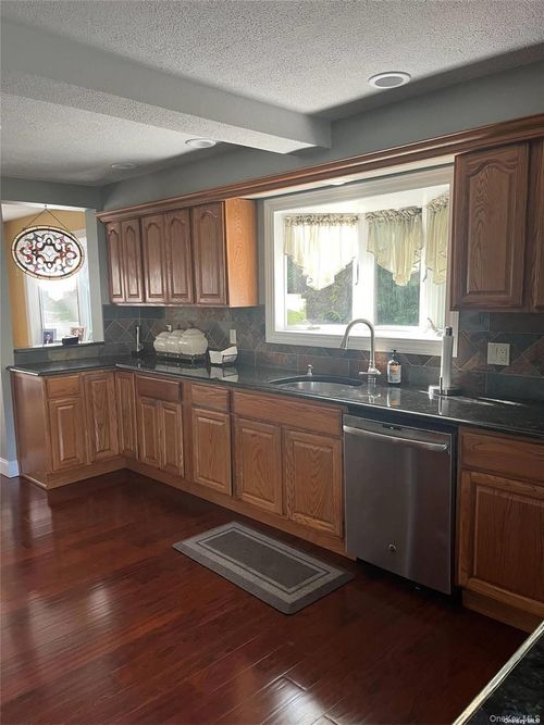 4 Wadsworth Pl, Smithtown, NY, 11787-4917 | Card Image