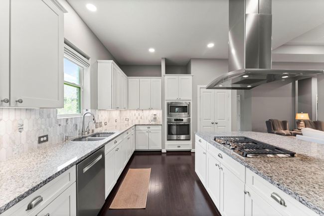 Plenty of counter and cabinet space. | Image 9