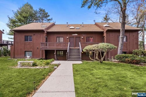 4 Alta Ct, Vernon, NJ, 07462-5586 | Card Image