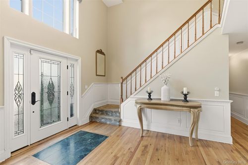 22 Knott Dr, Glen Cove, NY, 11542-4117 | Card Image