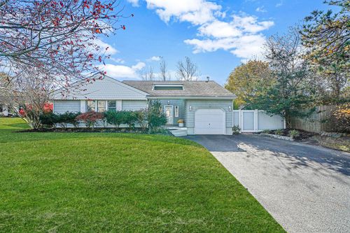 4 Malcolm St, Bellport, NY, 11713-1008 | Card Image