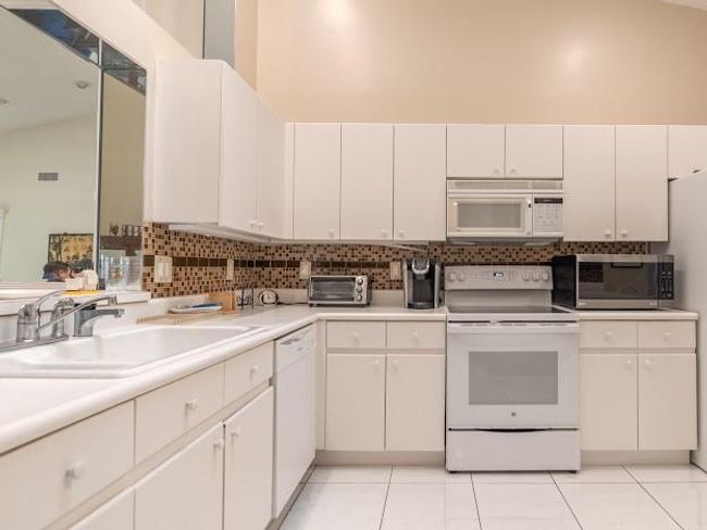 7087 Summer Tree Dr, Home with 2 bedrooms, 2 bathrooms and null parking in Boynton Beach FL | Image 9