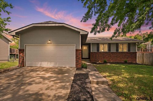 4220 Jacquelyn Dr, Lincoln, NE, 68516-2893 | Card Image