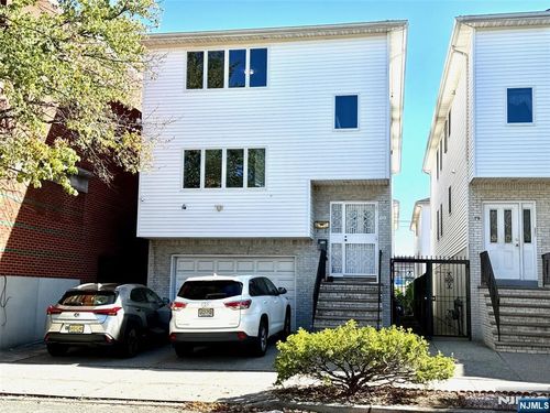 68 Somme St, Newark, NJ, 07105-3612 | Card Image