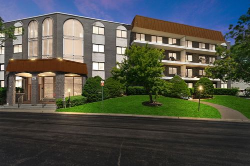 apt-410-4900 Foster St, Skokie, IL, 60077-1359 | Card Image