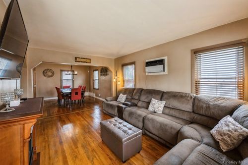 1472 Madison St, Elmont, NY, 11003-1319 | Card Image