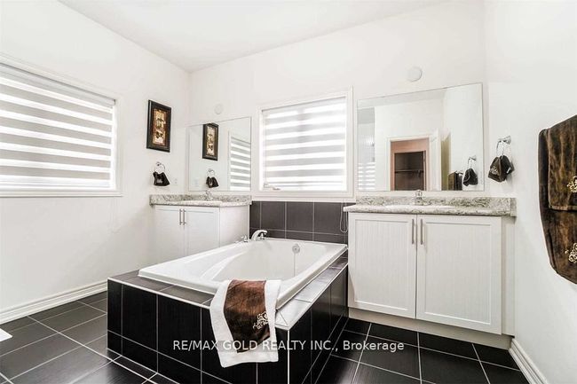 9 Goderich Dr, House other with 5 bedrooms, 4 bathrooms and 3 parking in Brampton ON | Image 10