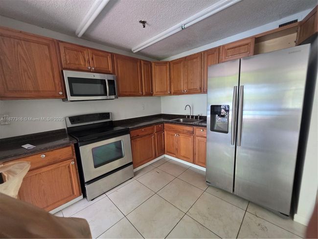 APT-215 - 661 Ne 195 Th St, Condo with 2 bedrooms, 2 bathrooms and null parking in Miami FL | Image 5