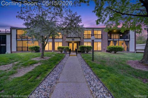 18285 University Park Dr, Livonia, MI, 48152-2625 | Card Image